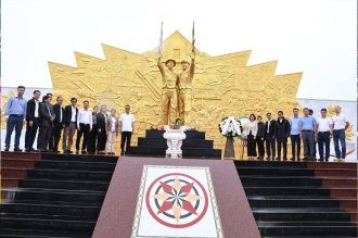 Consul General of Vietnam in Southern Laos Lays Wreaths on Martyrs’ Day